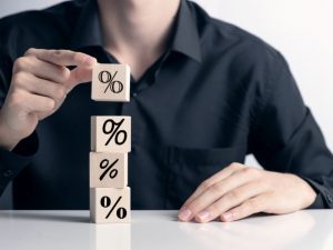 ％の記号が書かれたブロックを積み上げている様子