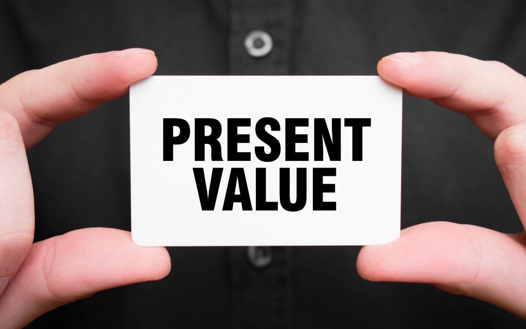 現在価値とは？計算プロセスや割引率の考え方・企業価値の評価プロセスを解説