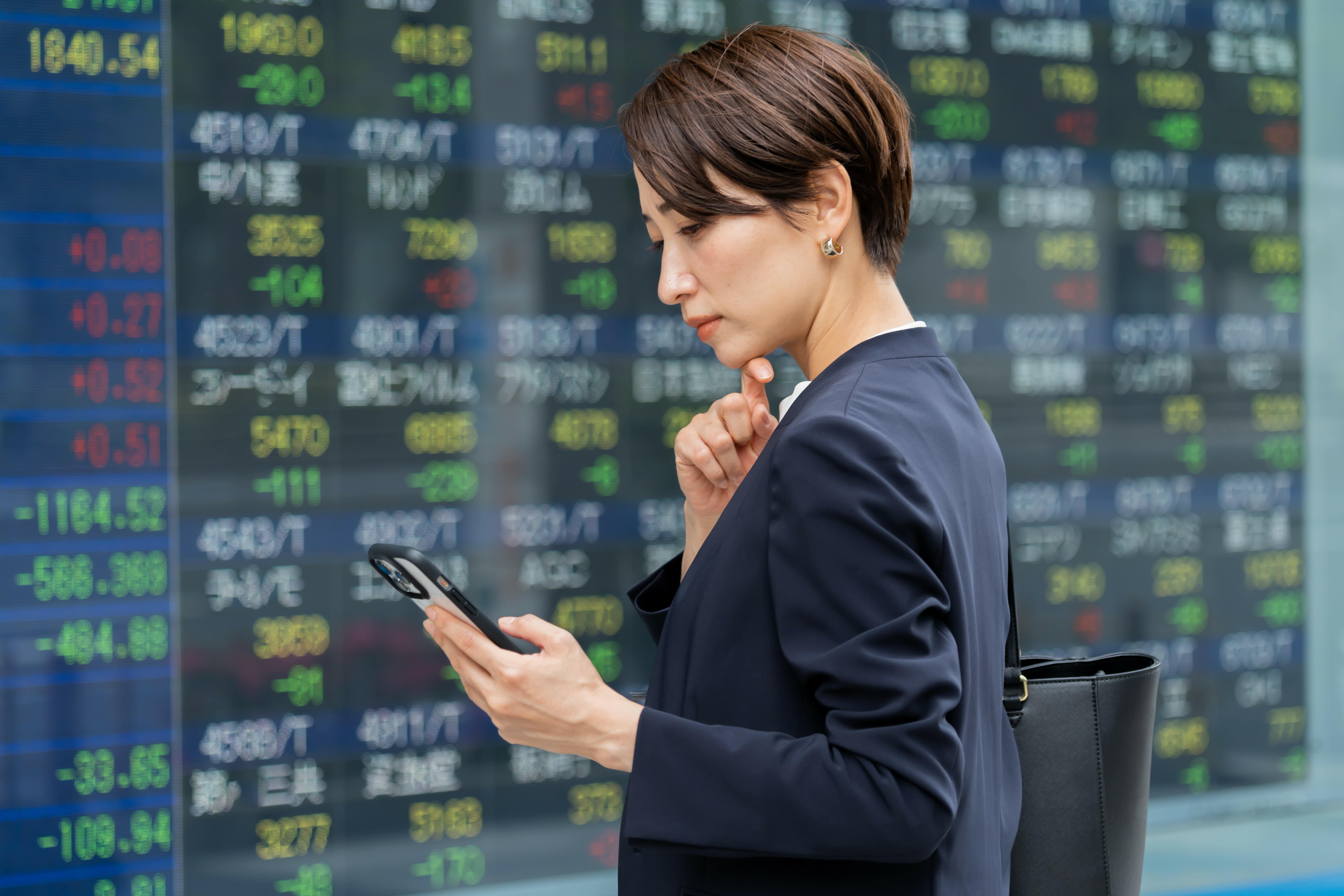 会社を合併したら株価はどう変化する？株価が上がるメリットも解説 | レバレジーズM&Aアドバイザリー