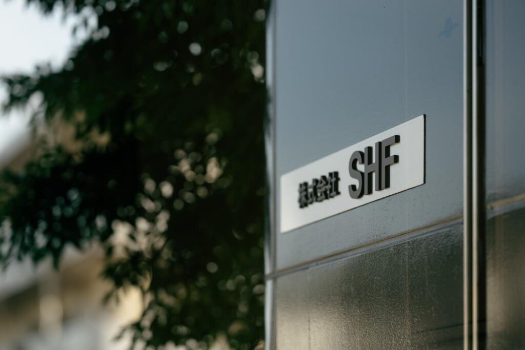 会社に掲げられた社名の画像